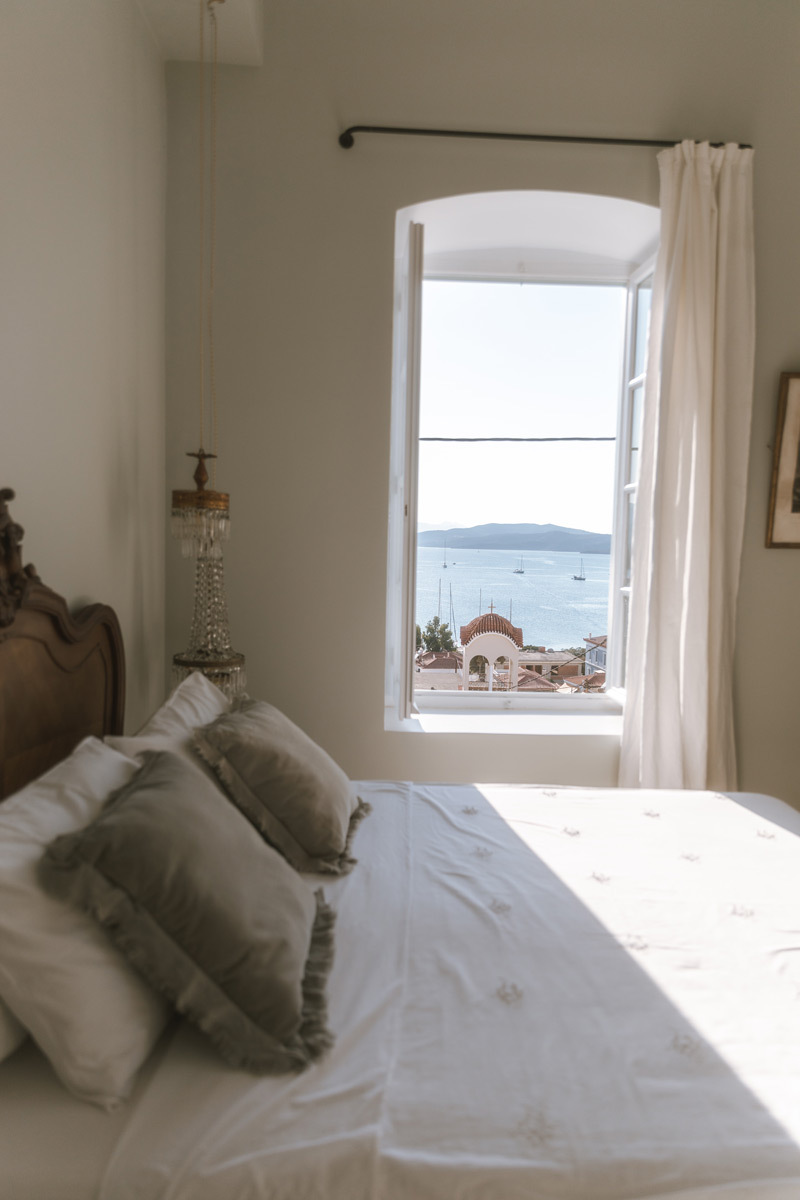 A bed with big pillows, a view on the sea