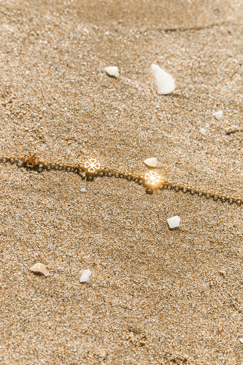 necklace in the sand