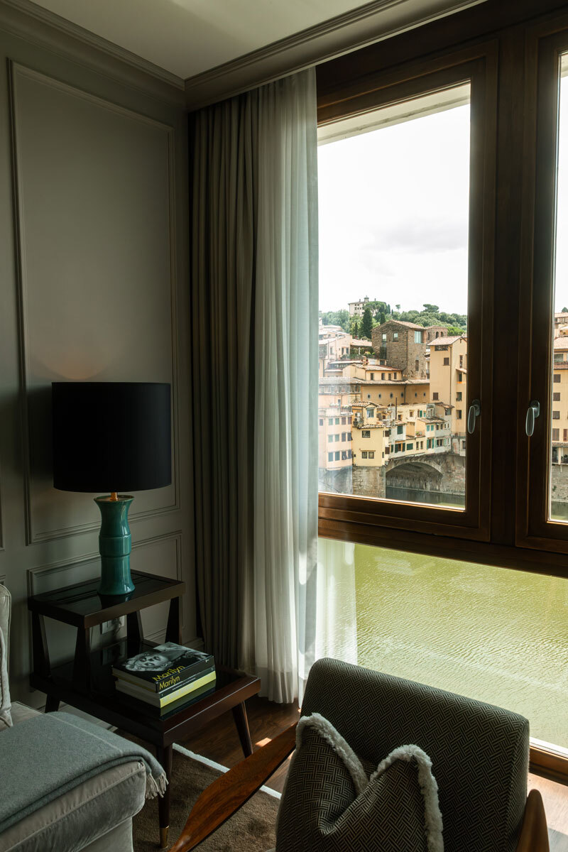 picture of room with ponte vecchio